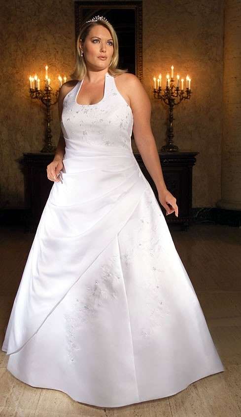 Sposa curvy con abito bianco