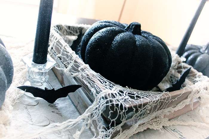 Tavola di Halloween con centrotavola di zucca nera