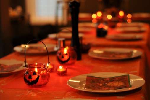 Tavola di Halloween con lanterne