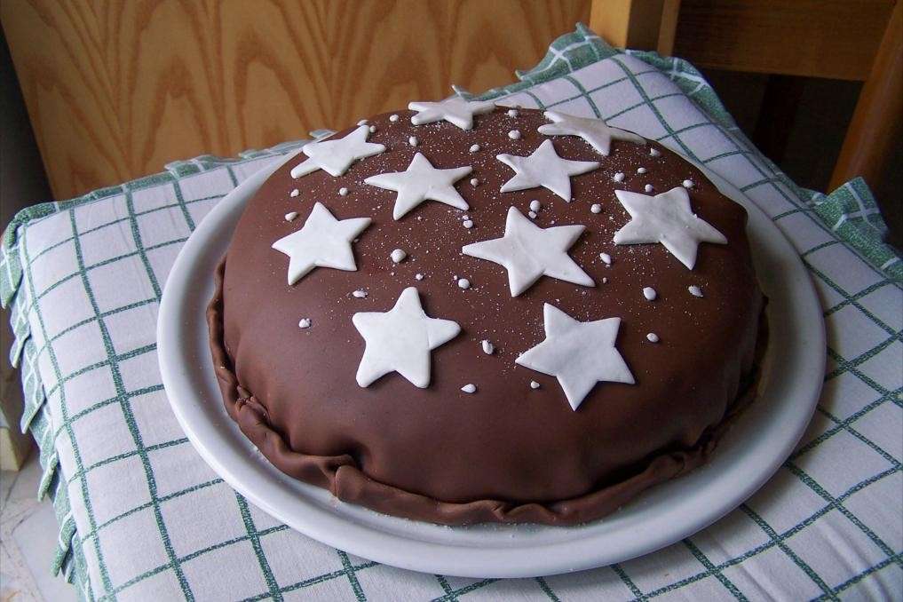 Torta pan di stelle coperta di pasta di zucchero