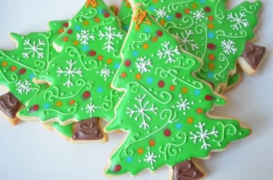 Biscotti natalizi a forma di alberi di Natale decorati con la glassa