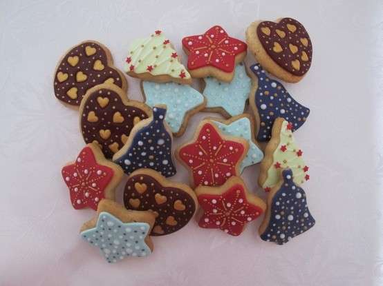 Biscotti natalizi colorati con perline di zucchero
