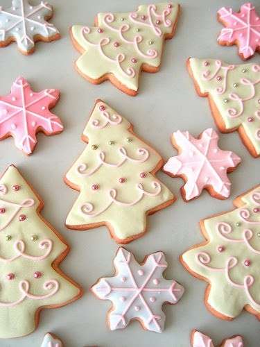 Biscotti natalizi con glassa e pasta di zucchero