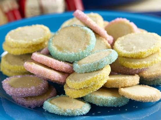 Biscotti natalizi con zuccherini colorati