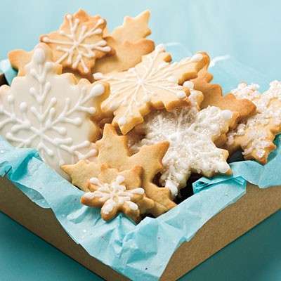 Biscotti natalizi semplici a forma di fiocchi di neve