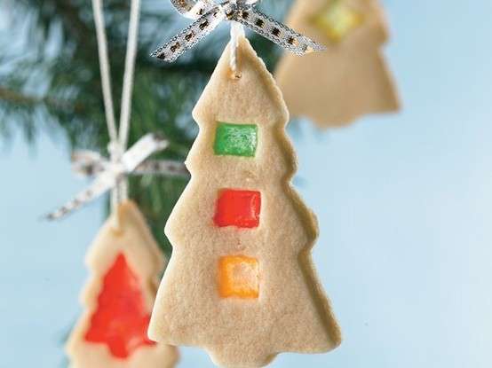 Biscotti natalizi trasparenti da appendere all'albero