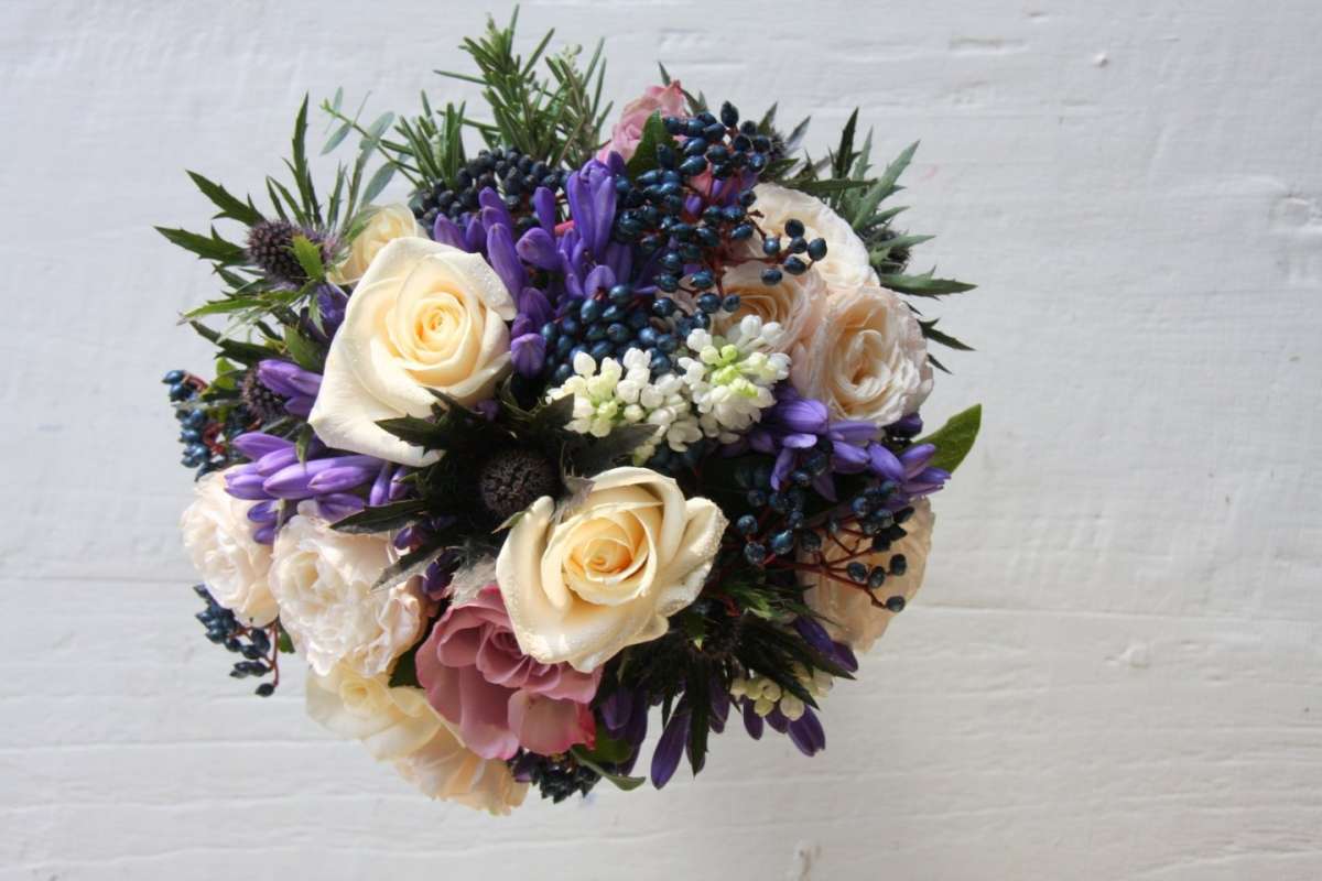 Bouquet sposa invernale fiori misti e bacche