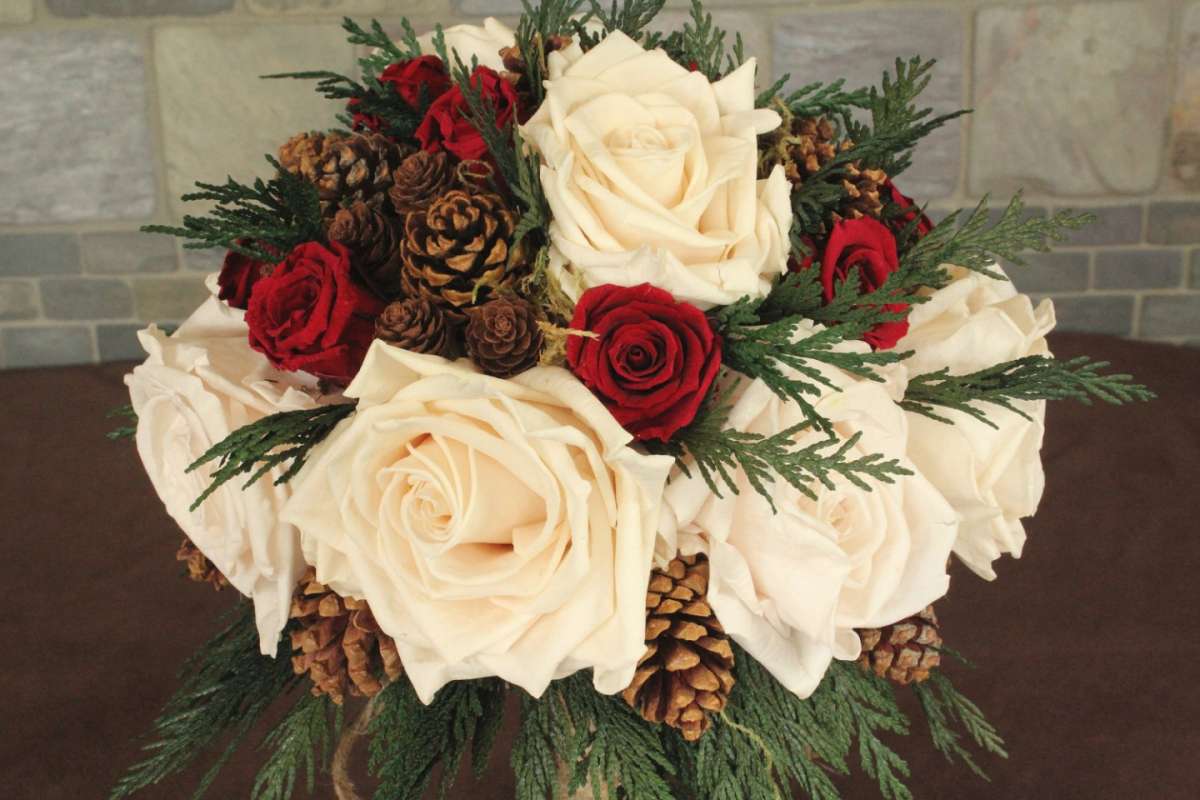Bouquet sposa invernale pigne e rose