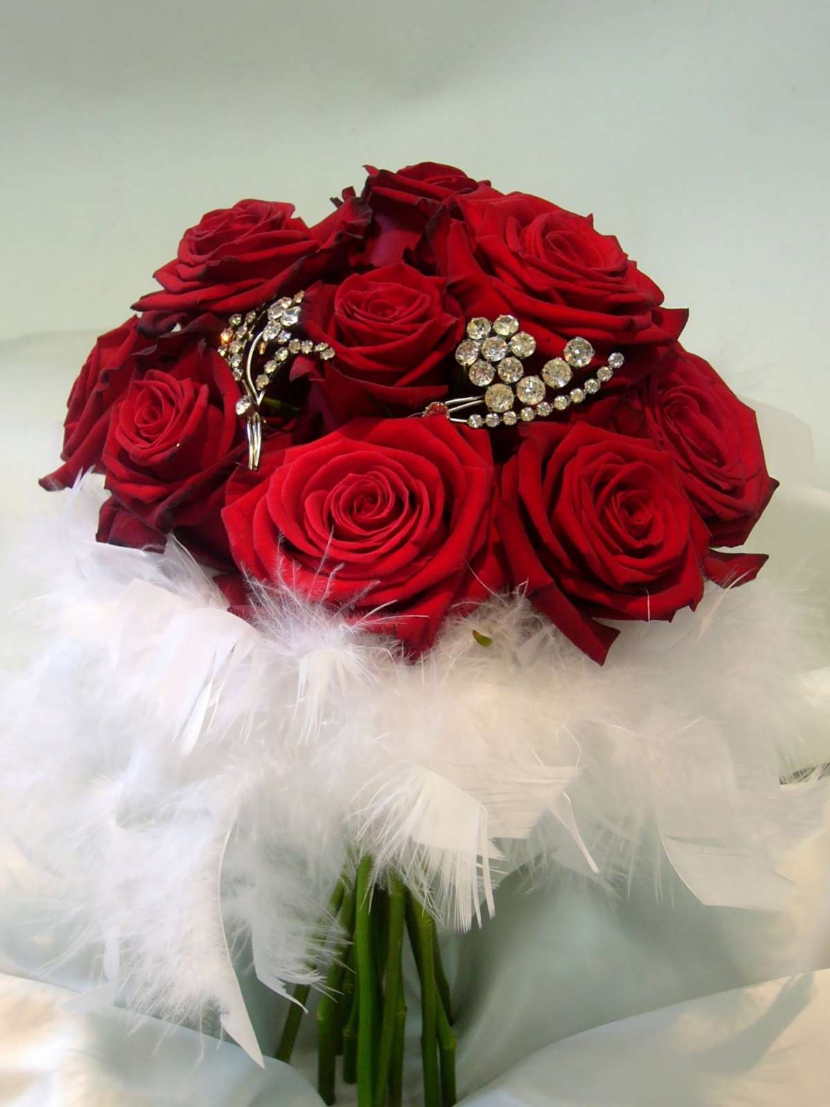 Bouquet sposa invernale rose rosse e piume