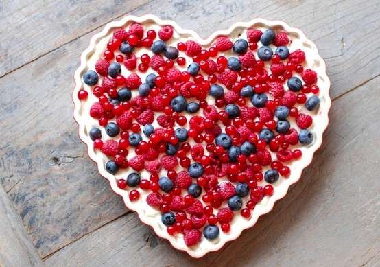 Dolci senza lievito: crostata con fragole, ribes e lamponi