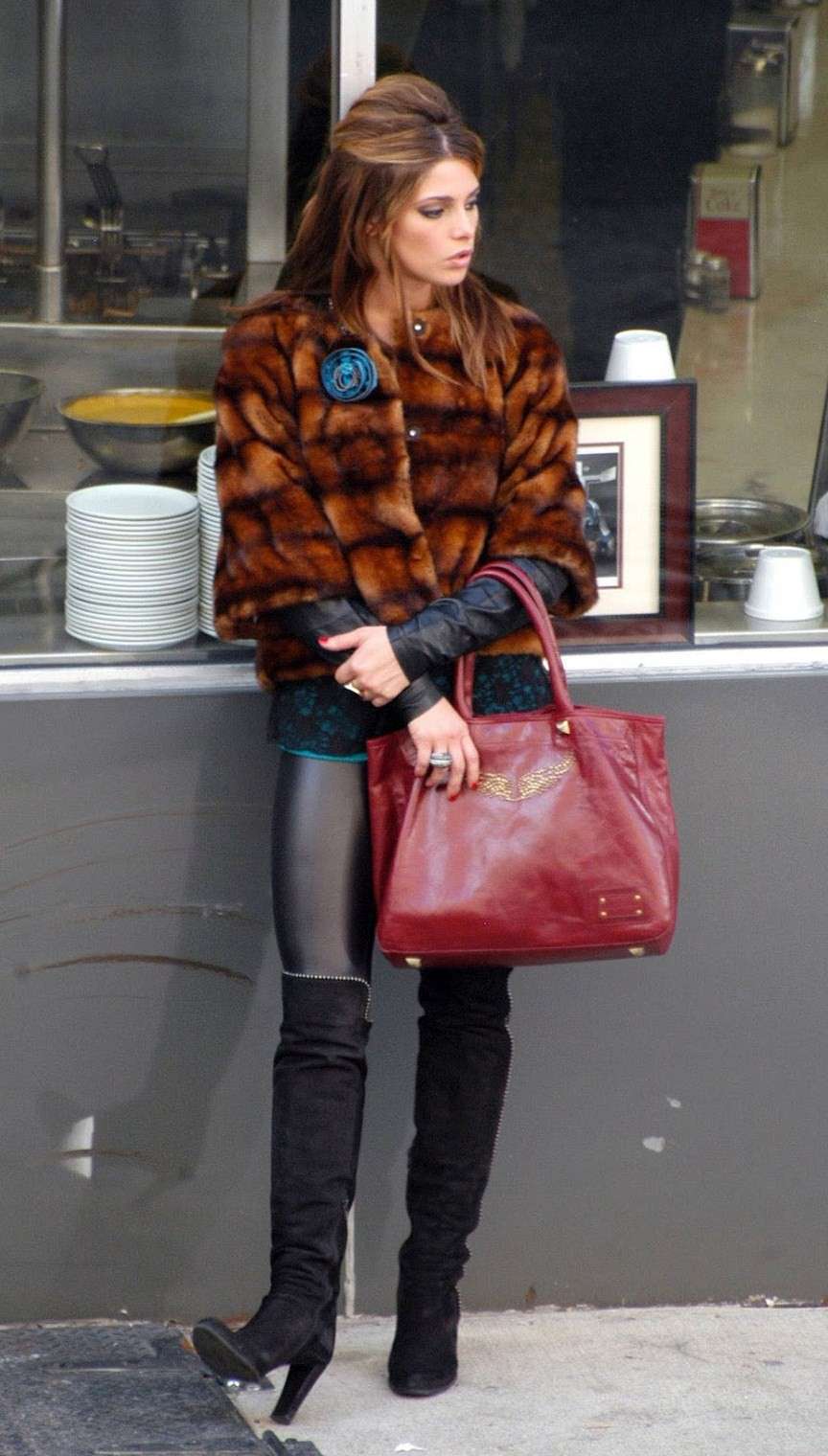 I leggings in pelle di Ashley Green portati con stivali overknees