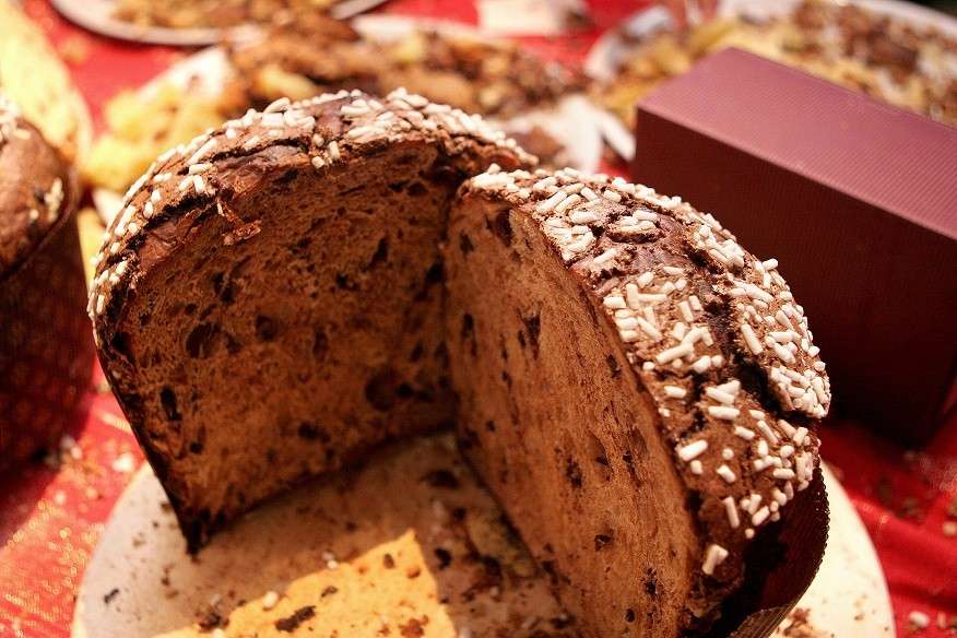 Il panettone al cacao con glassa alle mandorle