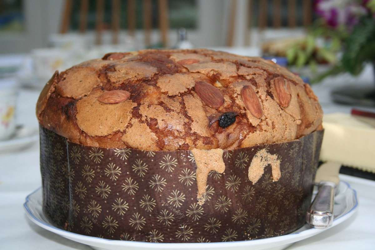 Il panettone con glassa alle mandorle