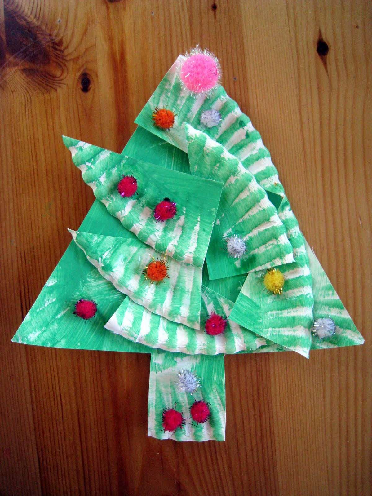 Lavoretti creativi Natale albero con i piattini carta