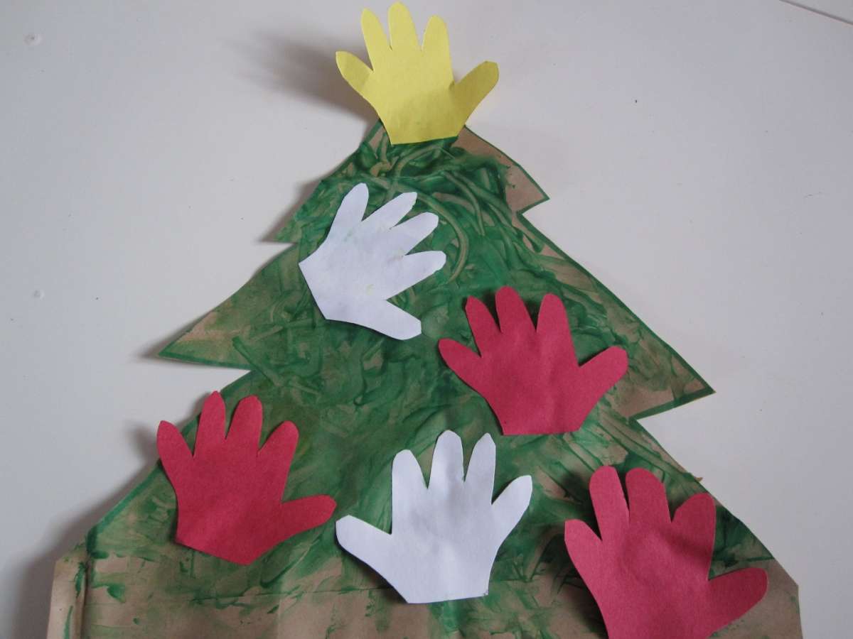 Lavoretto Natale per la scuola primaria: albero con le mani