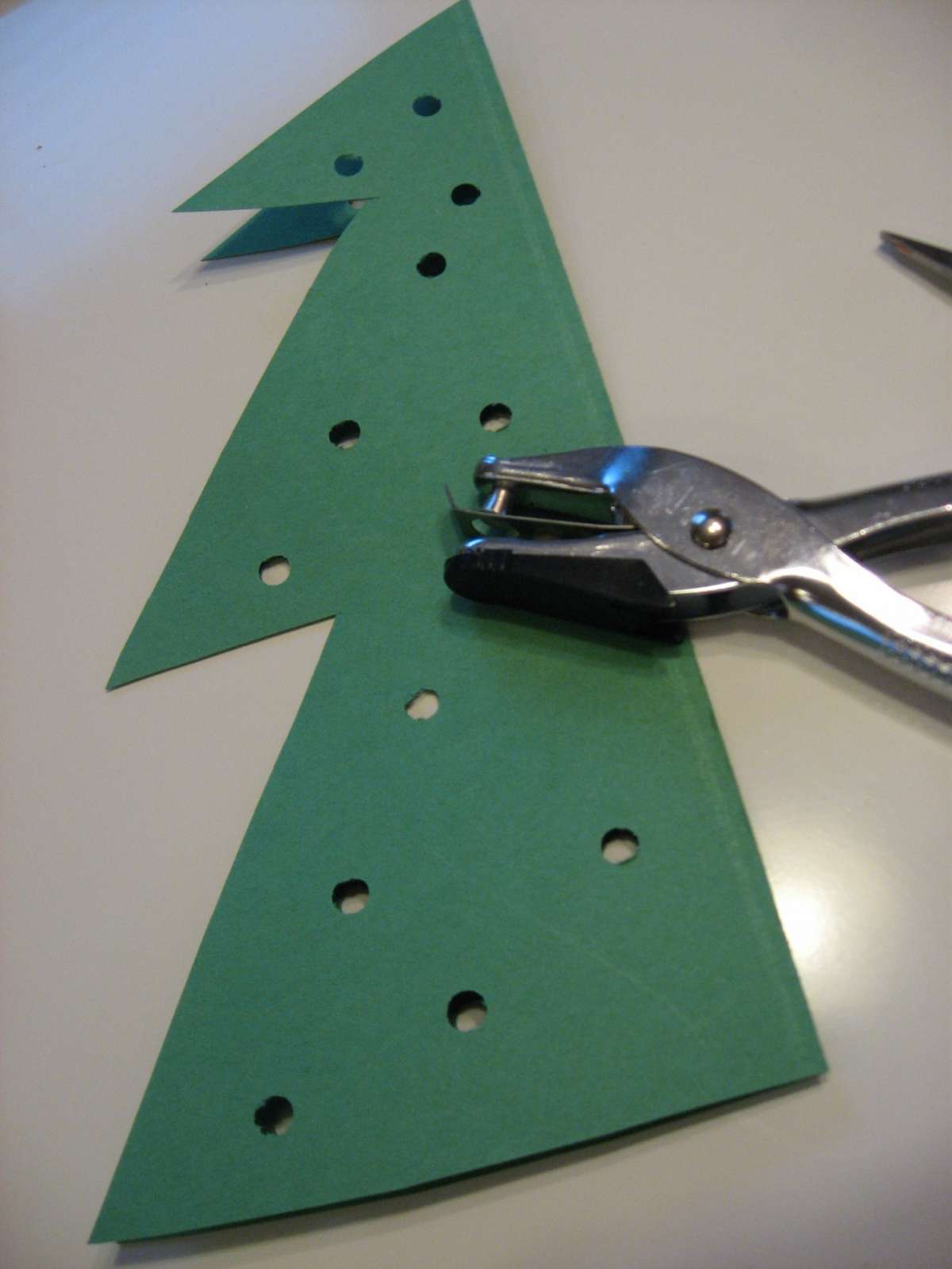 Lavoretto Natale per la scuola primaria: albero di carta