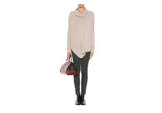 Leggings abbinati a poncho in colori a contasto