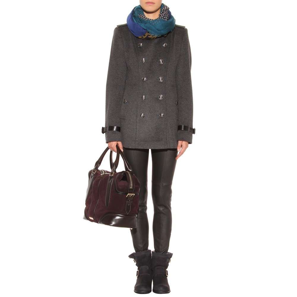Leggings abbinati a trench militare e stivaletti biker