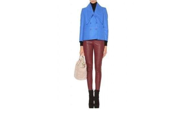 Leggings bordeaux abbinati a giacca azzurra