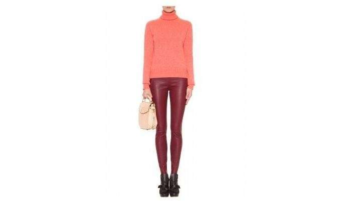 Leggings bordeaux sotto maglione salmone