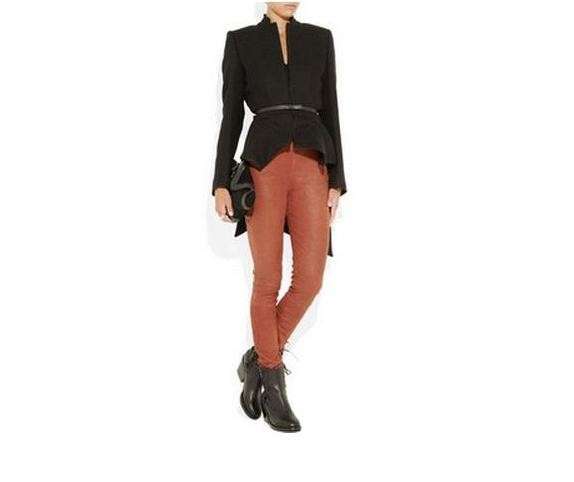 Leggings colorati e accessori neri a contrasto
