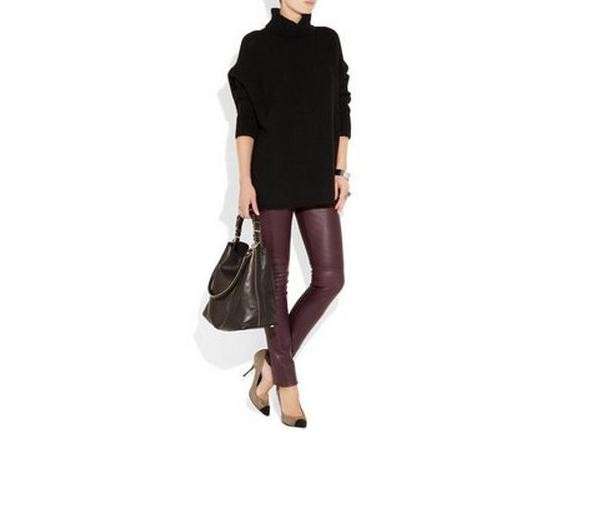 Leggings colorati e maglione oversize a collo alto