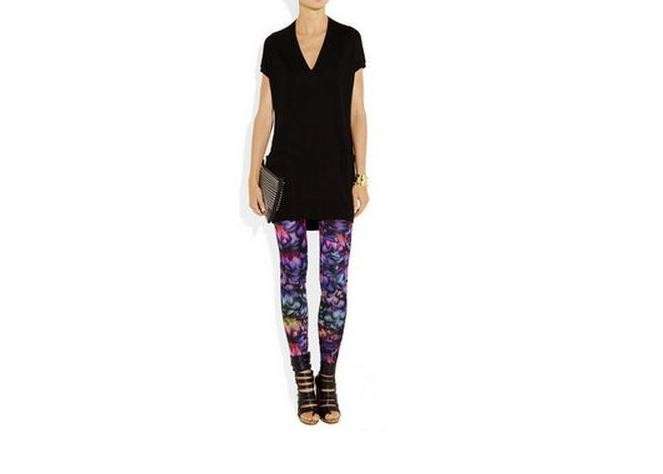 Leggings con stampa colorata sotto minidress neri