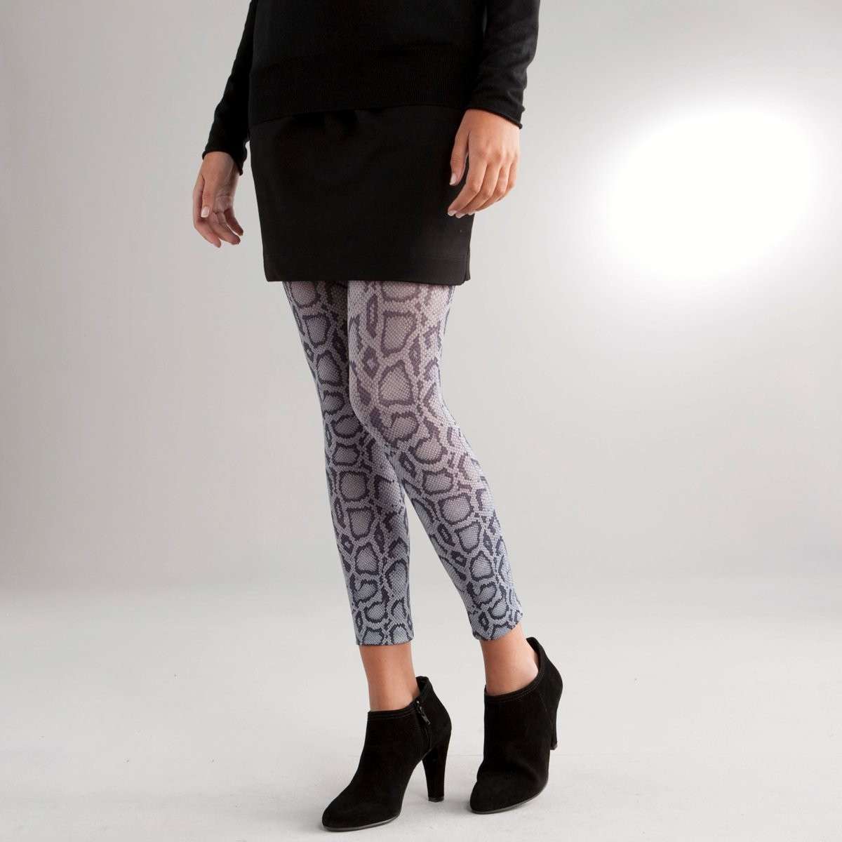 Leggings con stampa maculata sotto minidress nero
