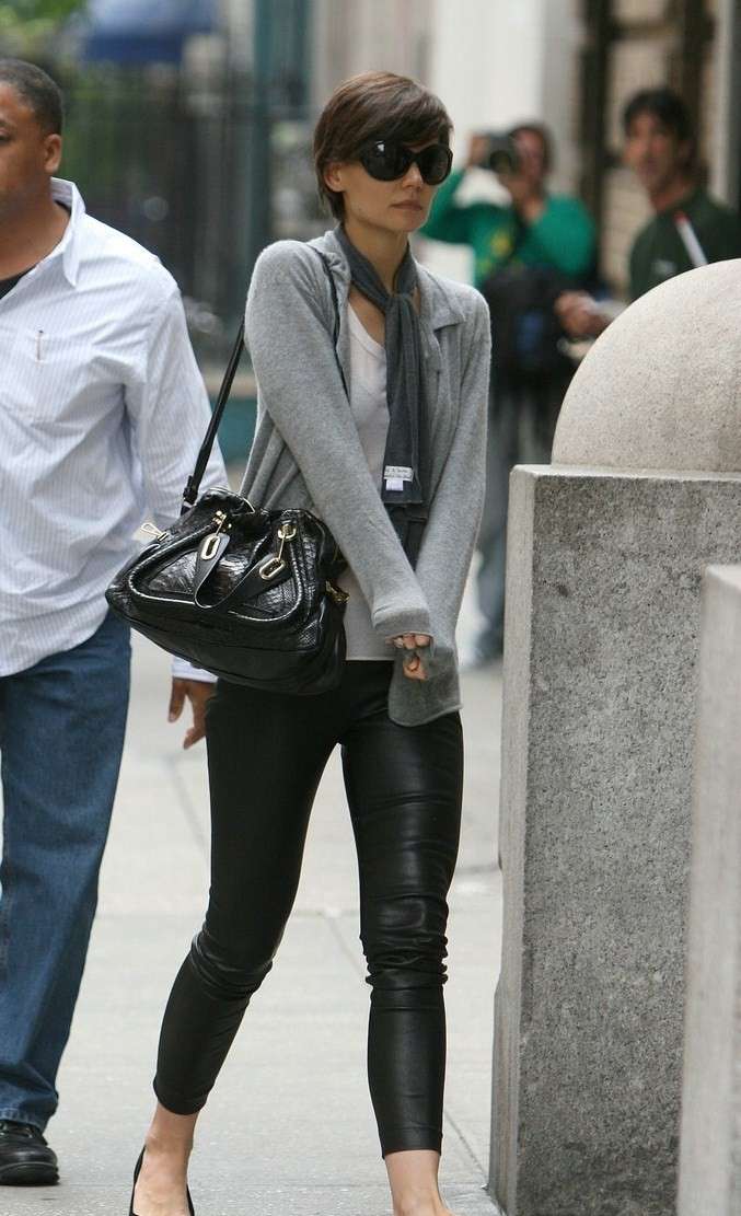Leggings di pelle per Katie Holmes con cardigan grigio