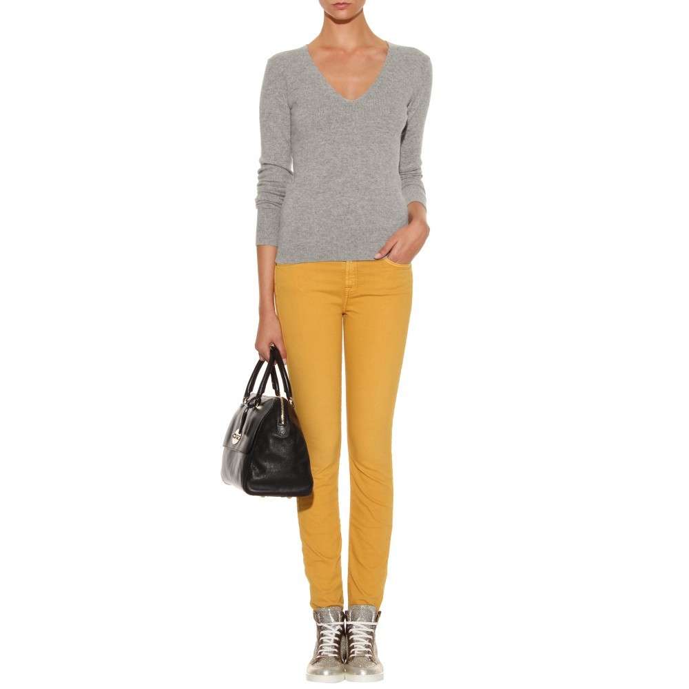 Leggings gialli e maglione grigio