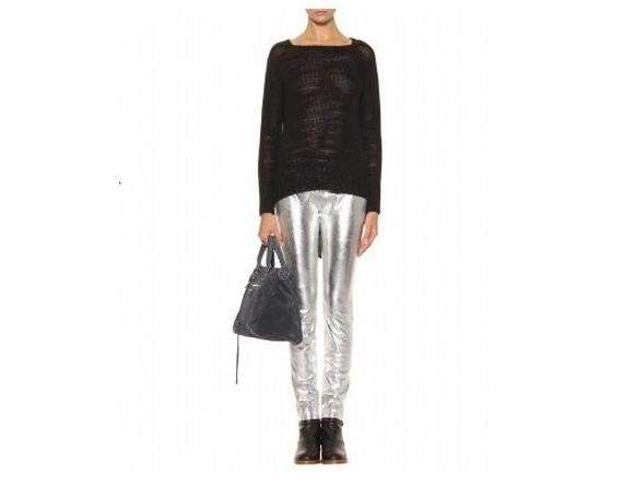Leggings laminati con maglia e accessori neri
