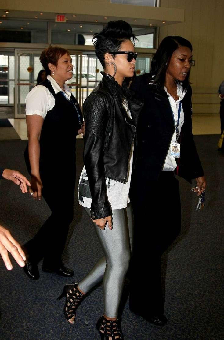 Leggings laminati e maxi t-shirt sotto giacca di pelle per Rihanna