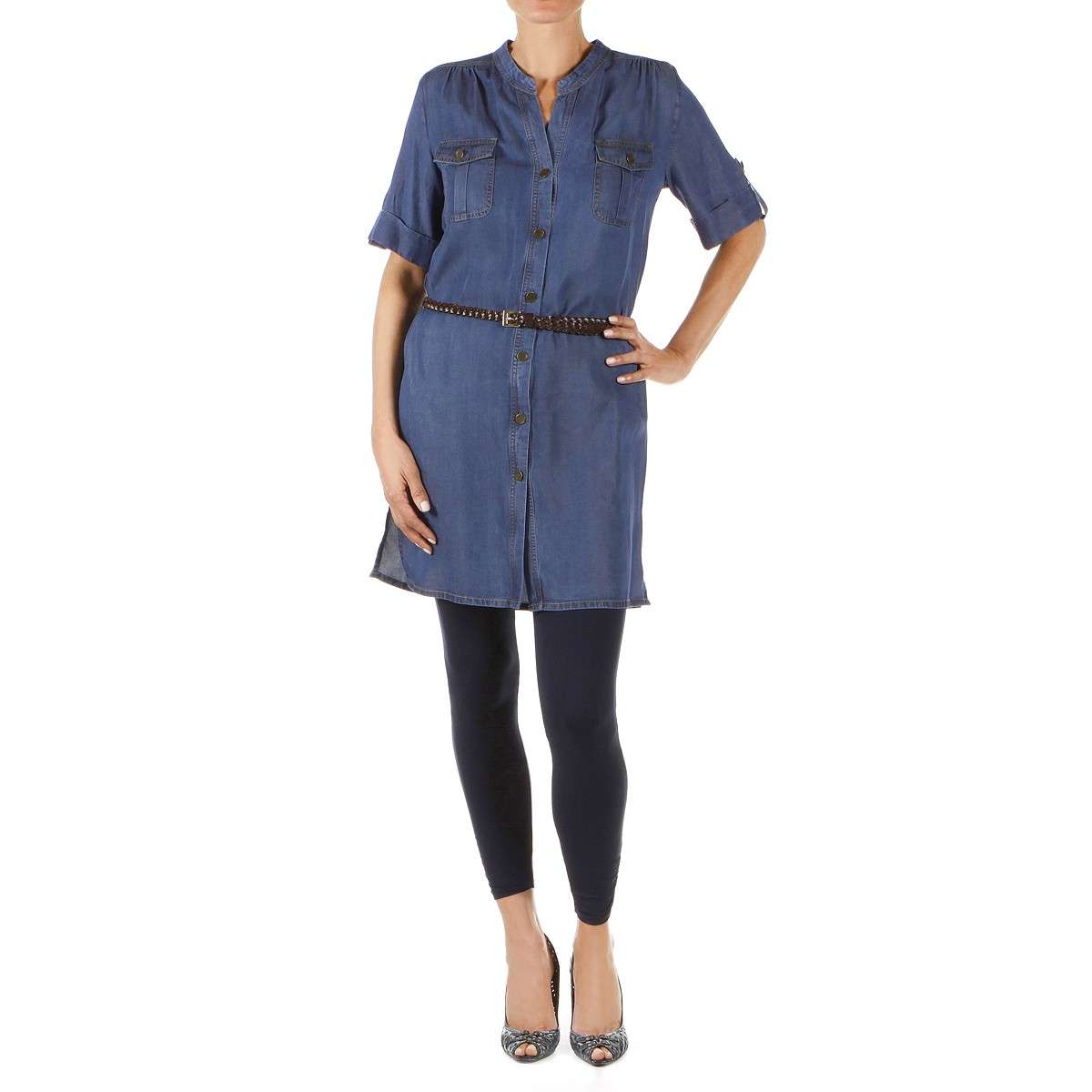 Leggings neri abbinati a miniabito di jeans
