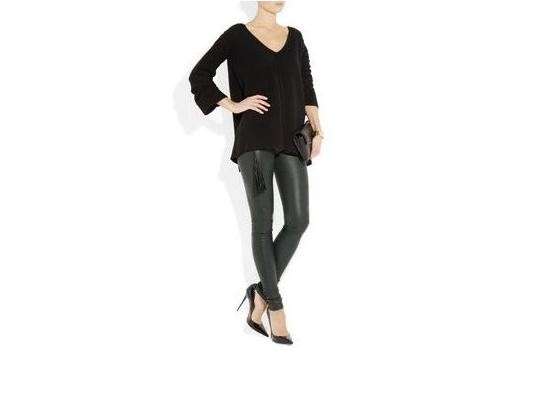 Leggings neri con maglia oversize e tacchi alti