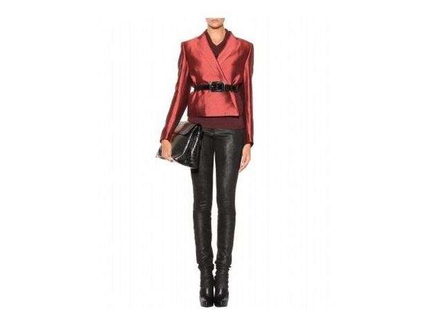 Leggings neri e giacca rossa