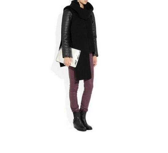Leggings viola con cappotto nero