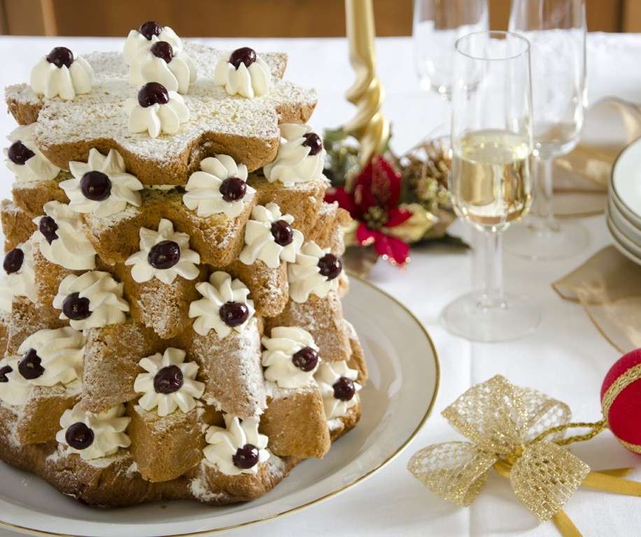 Pandoro a forma di albero con ciuffi di crema