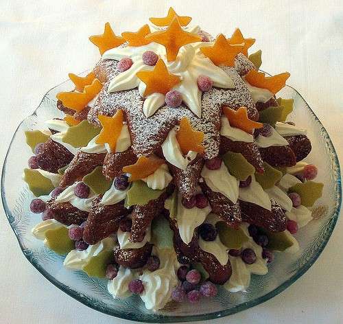 Pandoro con crema e frutta fresca