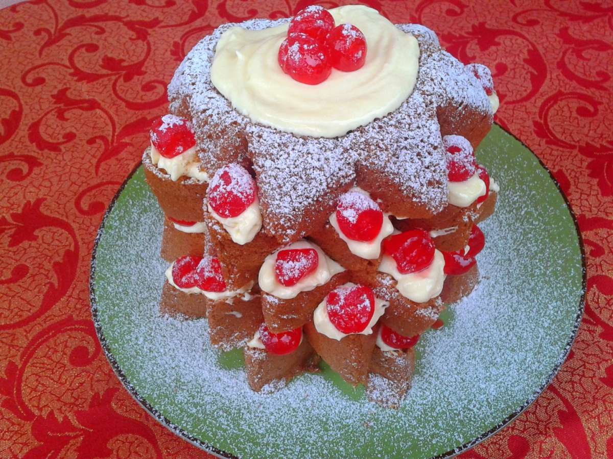 Pandoro farcito con crema e ciliegie candite