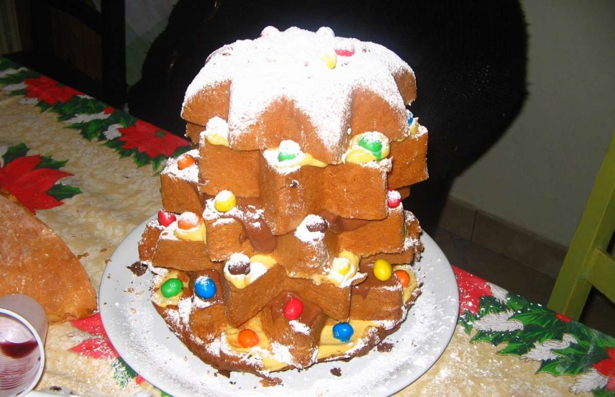 Pandoro farcito e decorato con smarties