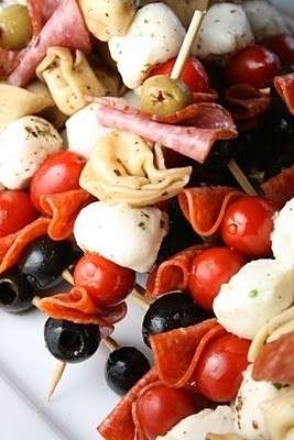 Spiedini con olive, pomodori e mozzarella