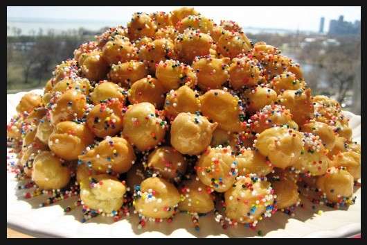 Struffoli Napoletani , dolci tipici dell'Italia meridionale