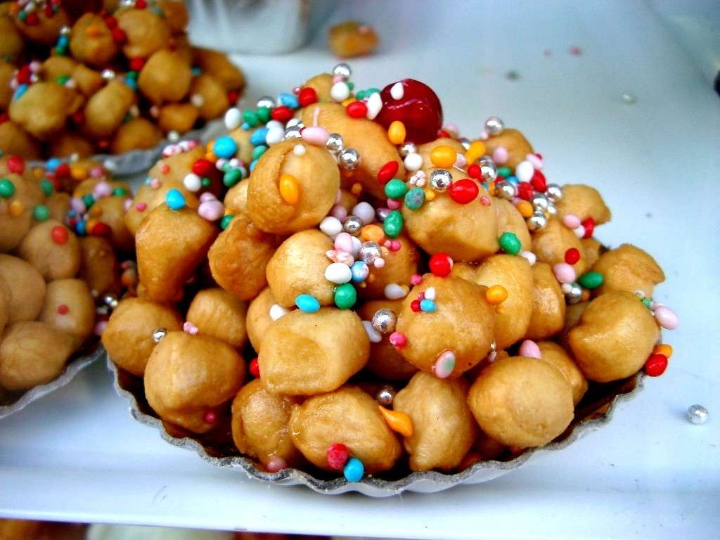 Struffoli Napoletani con perline di zucchero e canditi