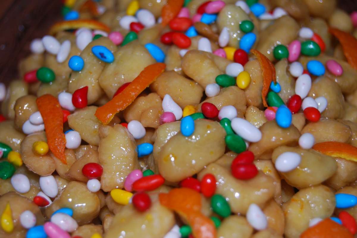 Struffoli Napoletani con zuccherini e scorze di arance