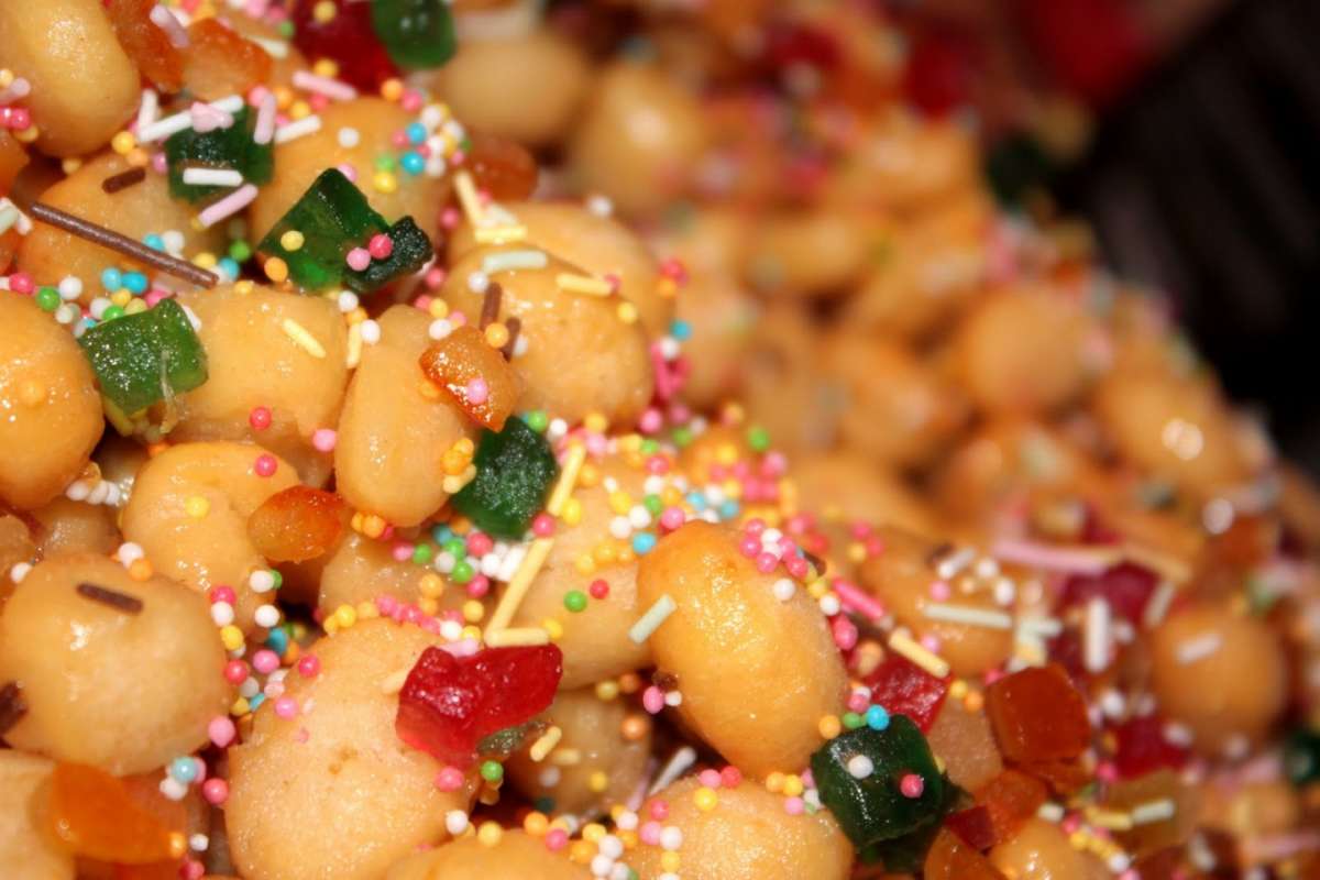 Struffoli Napoletani ricetta tipica per le feste natalizie