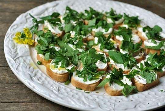 Tartine con formaggio e rucola