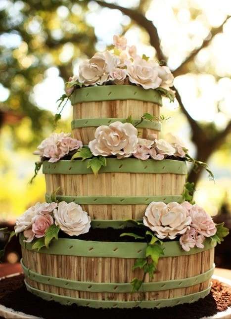 Torta a piani bucolica verde con rose