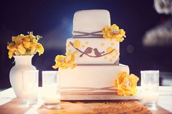 Torta a piani con fiori gialli in pasta di zucchero