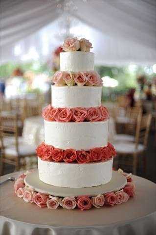 Torta a piani con rose vere