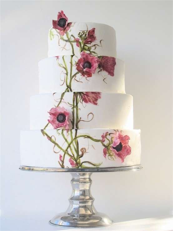 Torta a piani decorata con fiori di campo